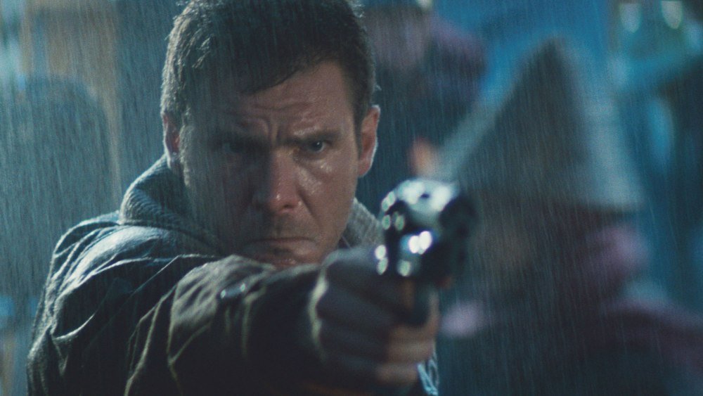 Deckard pointing his gun