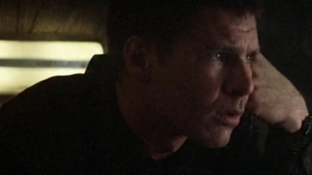 Deckard examining Leon's photo