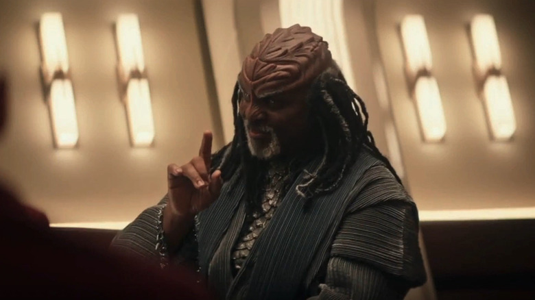 Klingon ambassador holds up a finger