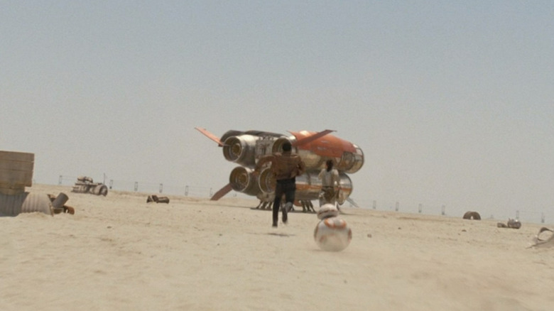 Rey and Finn running to a quadjumper