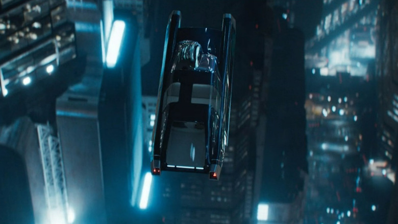 Mon Mothma flying over Coruscant