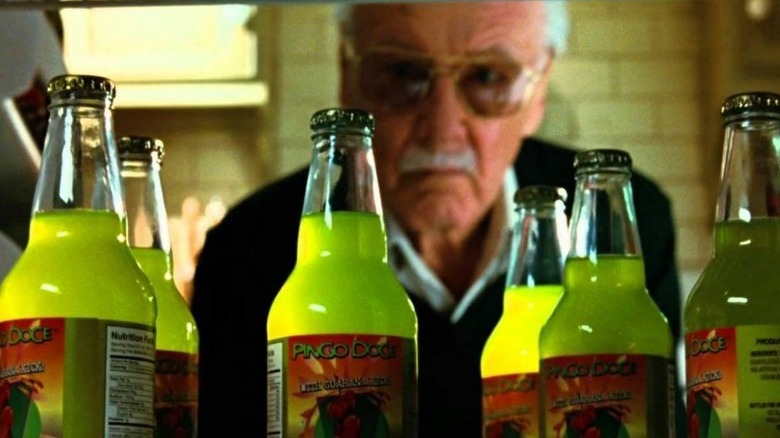 Stan Lee reaches for a Pingo Doce