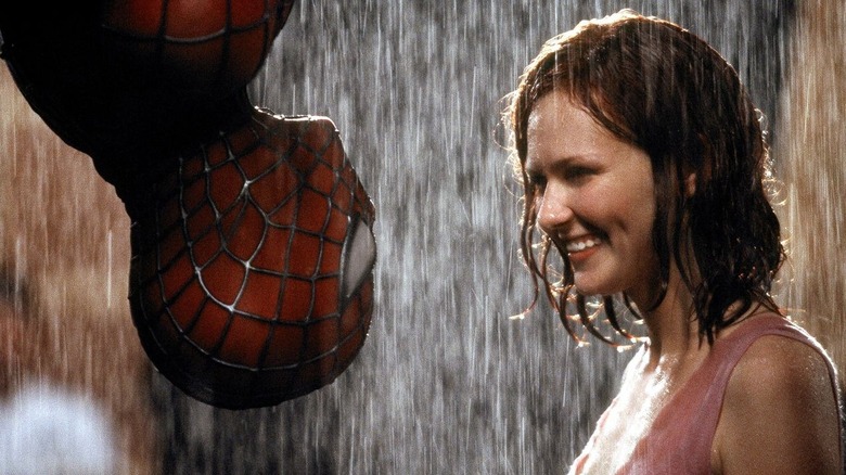 Spider-Man and MJ in the rain in Spider-Man 2002