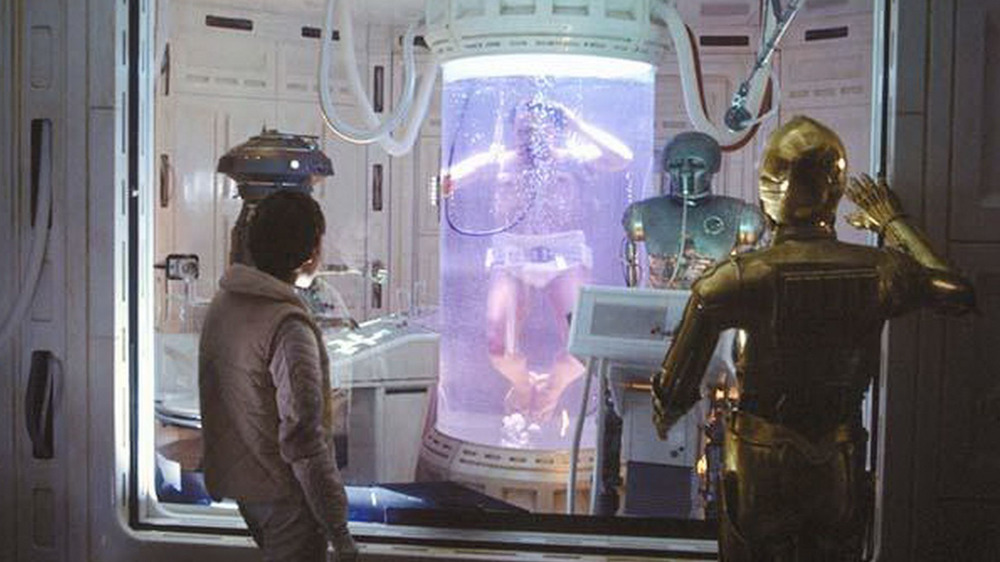 Star Wars Leia and C-3PO looking at Bacta tank