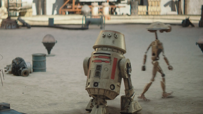 R5-D4 listens to Peli Motto