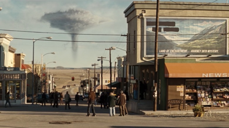 Mushroom cloud behind Puente Antiguo