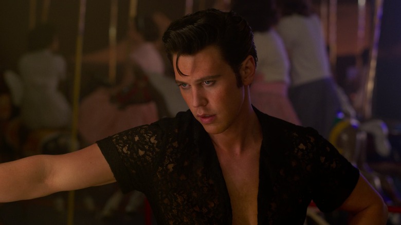 Austin Butler posing as Elvis