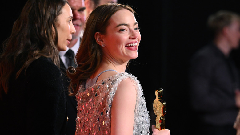 Emma Stone holding Oscar