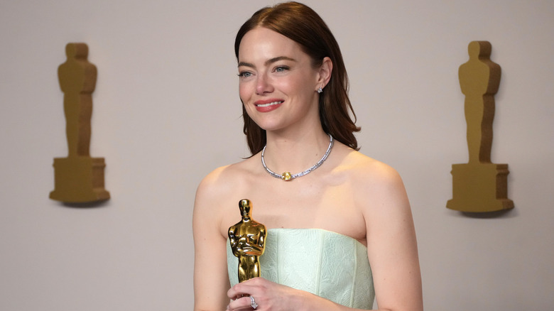 Emma Stone holding Oscar