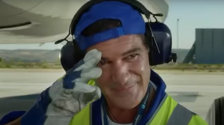 antonio banderas in airline uniform