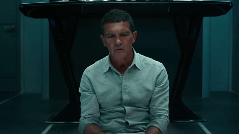 antonio banderas sitting on floor