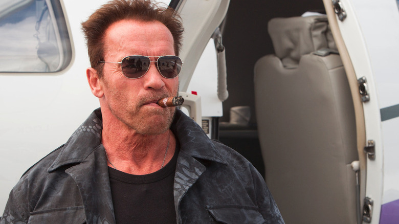 Arnold smokes a stogie