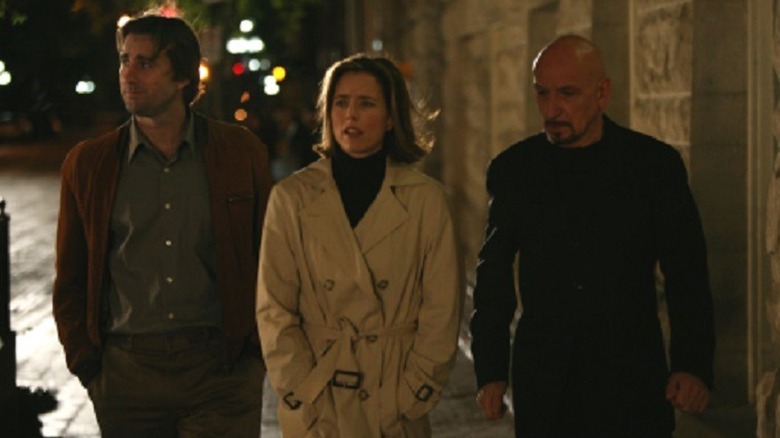 Luke Wilson, Tea Leoni, and Ben Kingsley walking down street