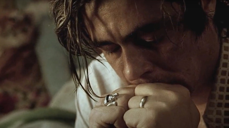 Benicio Del Toro praying