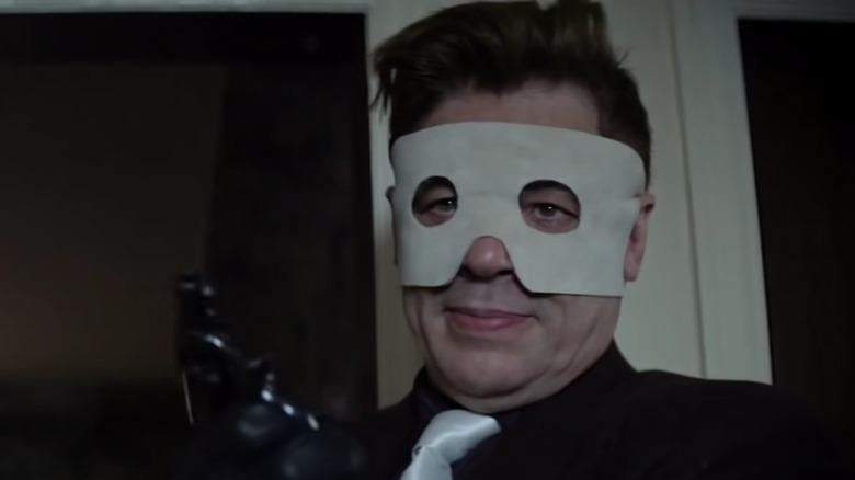 Benicio Del Toro wearing mask