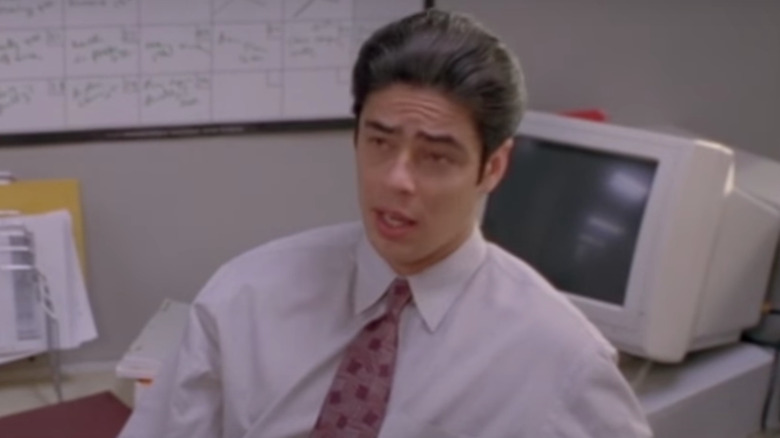 Benicio Del Toro in cubicle