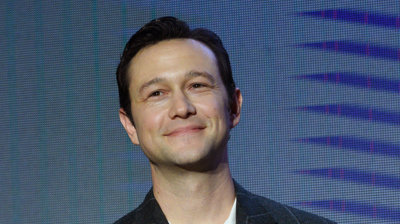 Joseph Gordon Levitt grinning