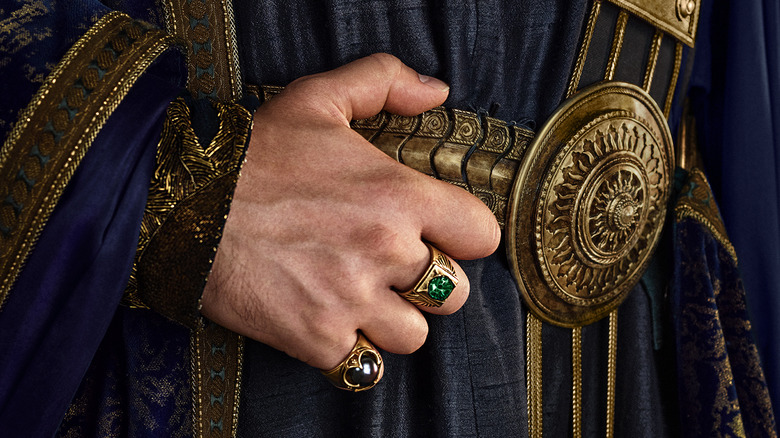 Pharazôn's hands holding golden belt