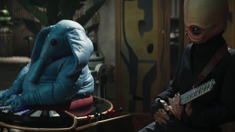 Max Rebo and a Bith violist playing music