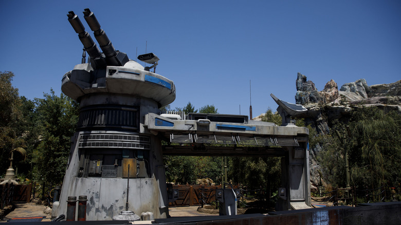 star wars rise of the resistance ride entrance