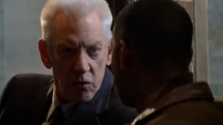 Donald Sutherland talking to Denzel Washington