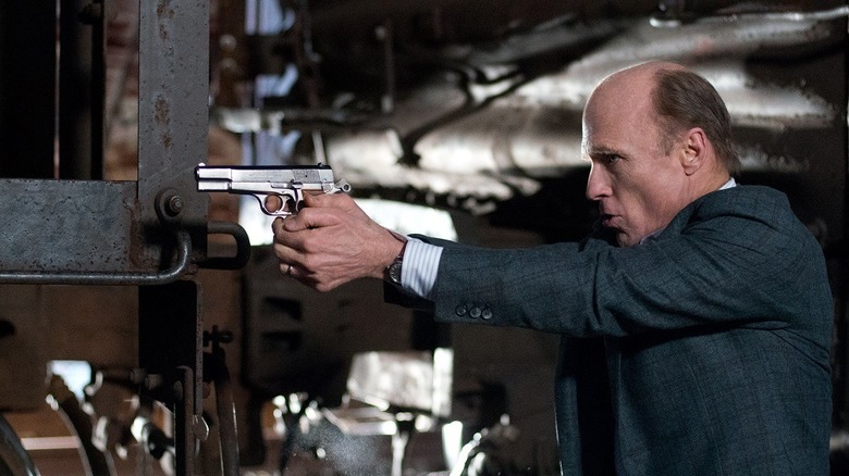 Ed Harris aims a gun