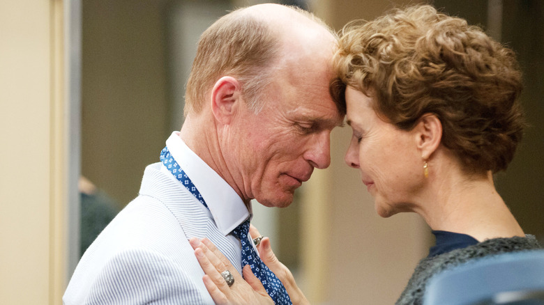 Ed Harris embraces Annette Bening