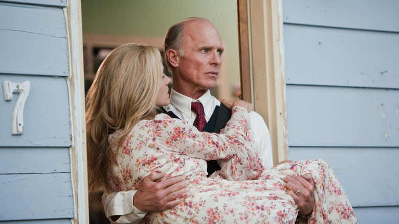 Ed Harris carrying a woman