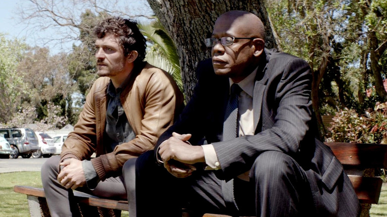 Detectives Sokhela and Epkeen sitting on a bench