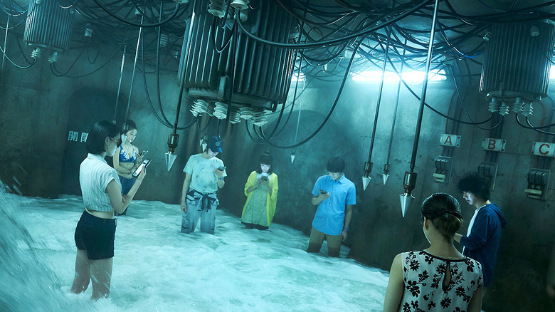 Players in the flooding room