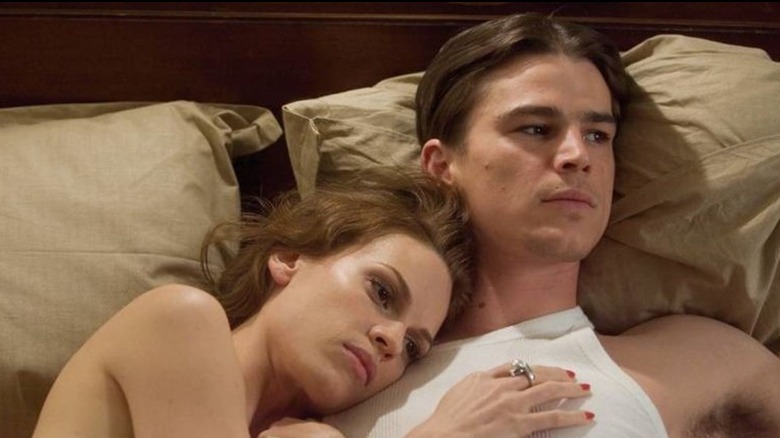 Hilary Swank and Josh Hartnett lying in bed