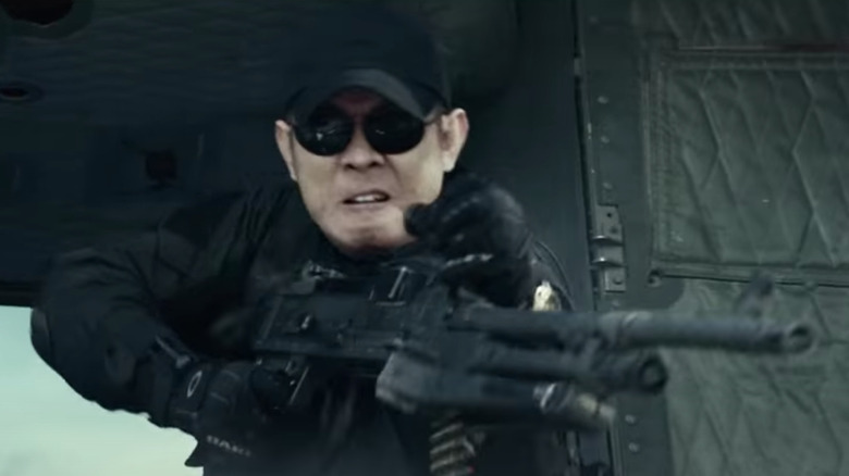 Jet Li shooting machine gun