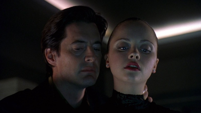 Kyle MacLachlan holds Christina Ricci by the neck