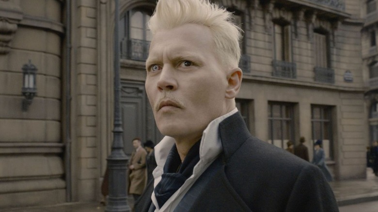 Grindelwald on the street with two different color eyes in "Fantastic Beasts 2" (2018)