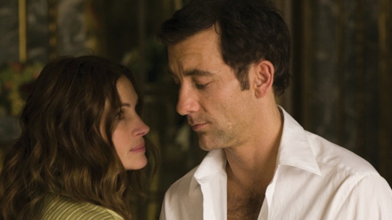 Julia Roberts and Clive Owen looking at each other 