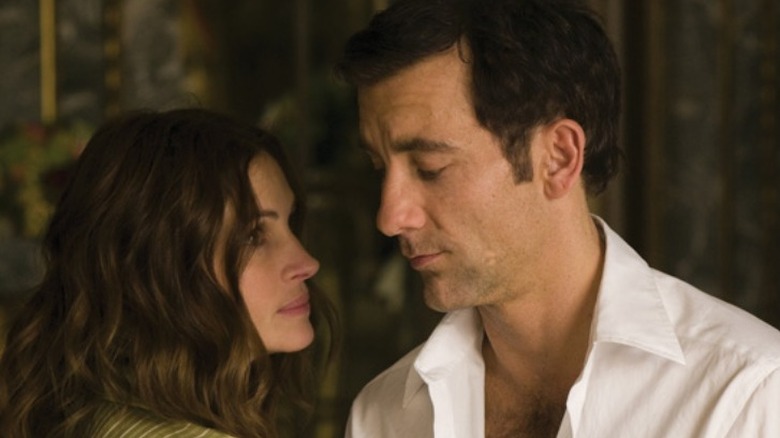 Claire and Ray look at each other in "Duplicity" (2009)