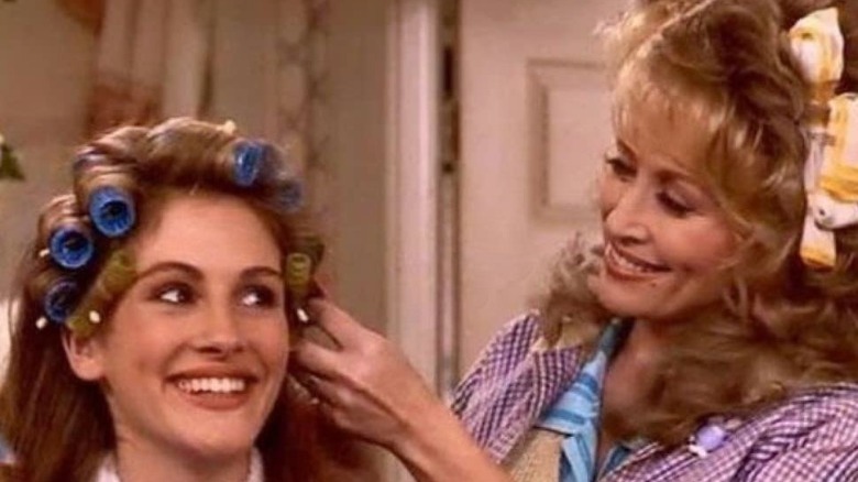 Dolly Parton putting Julia Roberts' hair in curlers