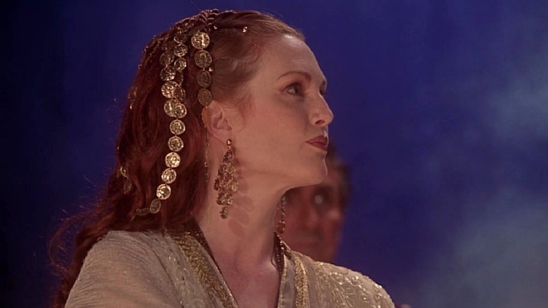 Coral Duvall wearing gold jewelry in "Cookie's Fortune" (1999)