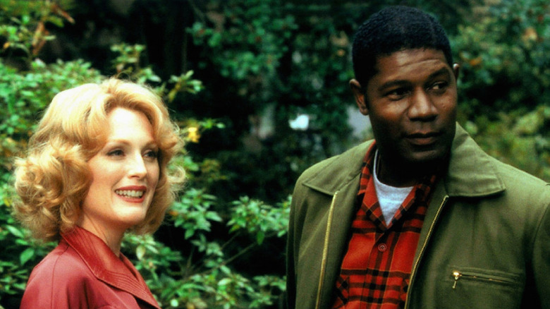 Cathy and Raymond stand outside in "Far From Heaven" (2002)