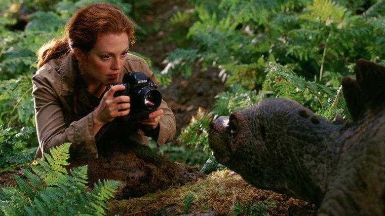 Julianne Moore takes dinosaur photo