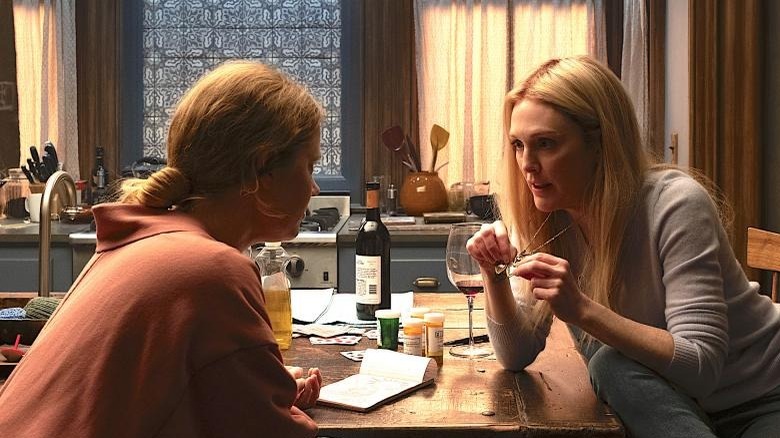 Julianne Moore shows locket to Amy Adams