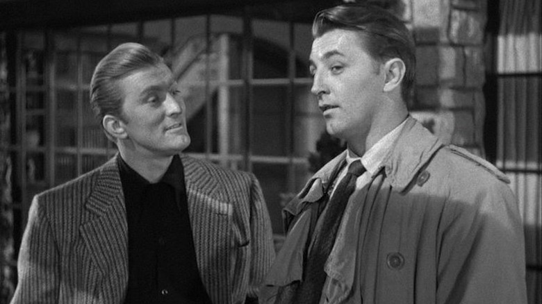 robert mitchum talks to kirk douglas