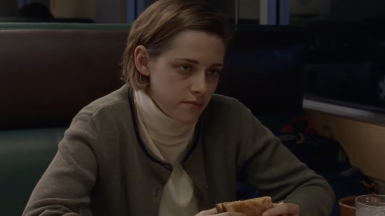 Kristen Stewart eats sandwich