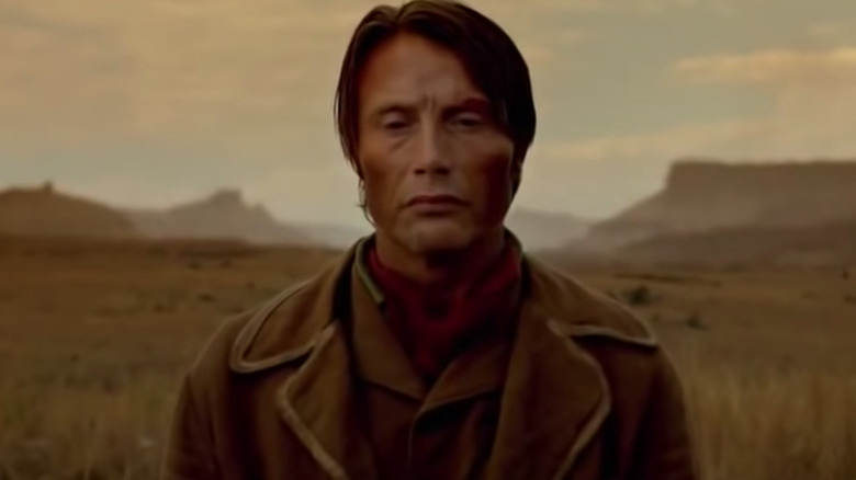 Mads Mikkelsen in desert