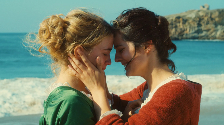 Marianne and Héloïse embrace by the seaside