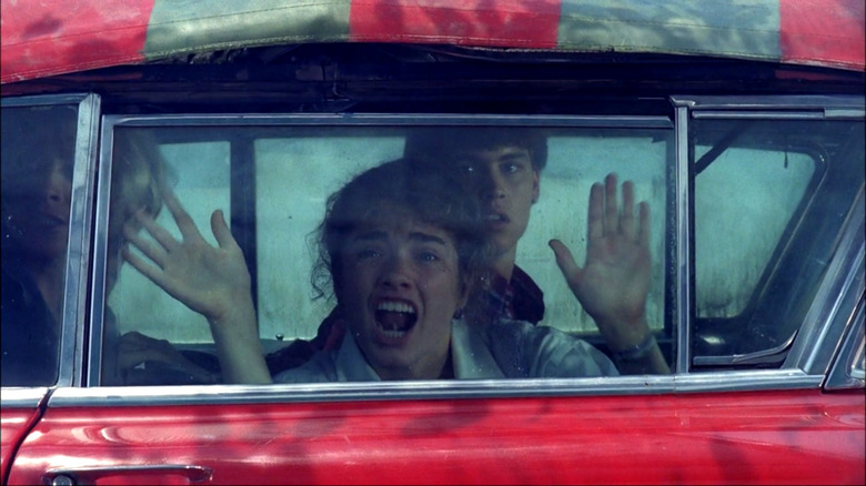 Nancy (Heather Langenkamp) and Glen (Johnny Depp) are trapped in a car