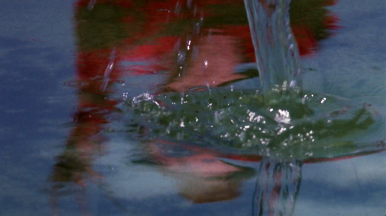 Freddy's reflection in the splashing water