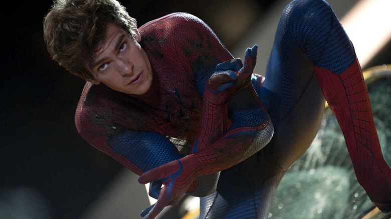 Spider-man crouches in "The Amazing Spider-Man" (2012)