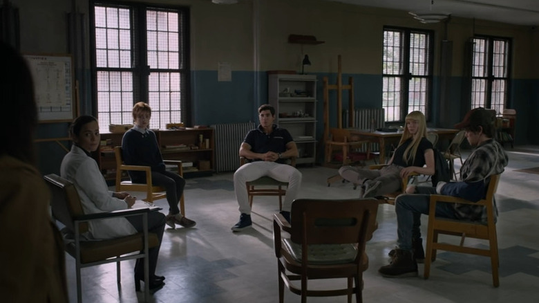 Mutants sit in circle in "The New Mutants" (2020)