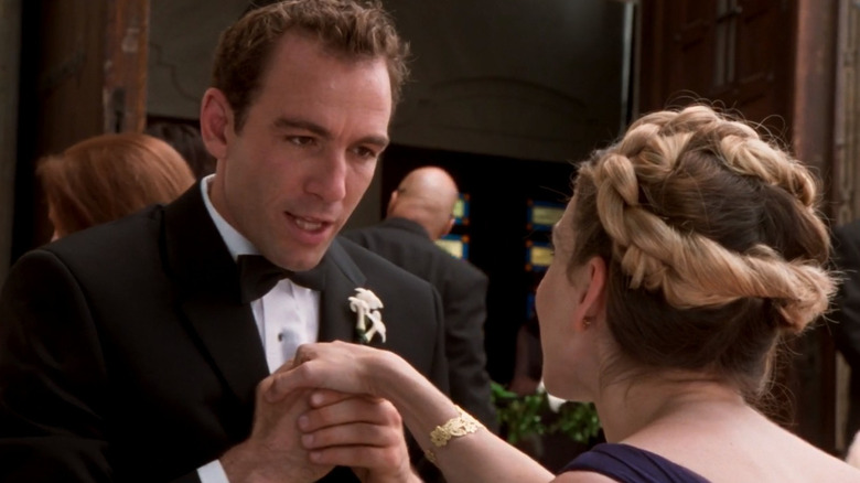 Howie holding Carrie Bradshaw's hand